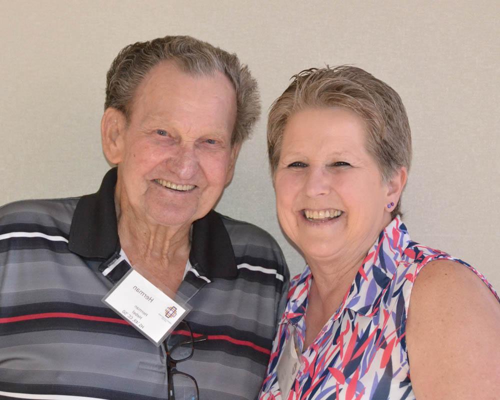 赫尔曼﹒荷伯 and his daughter Sandy.  Herman is high school class of 1949 and was the “elder statesman” of the reunion this year!