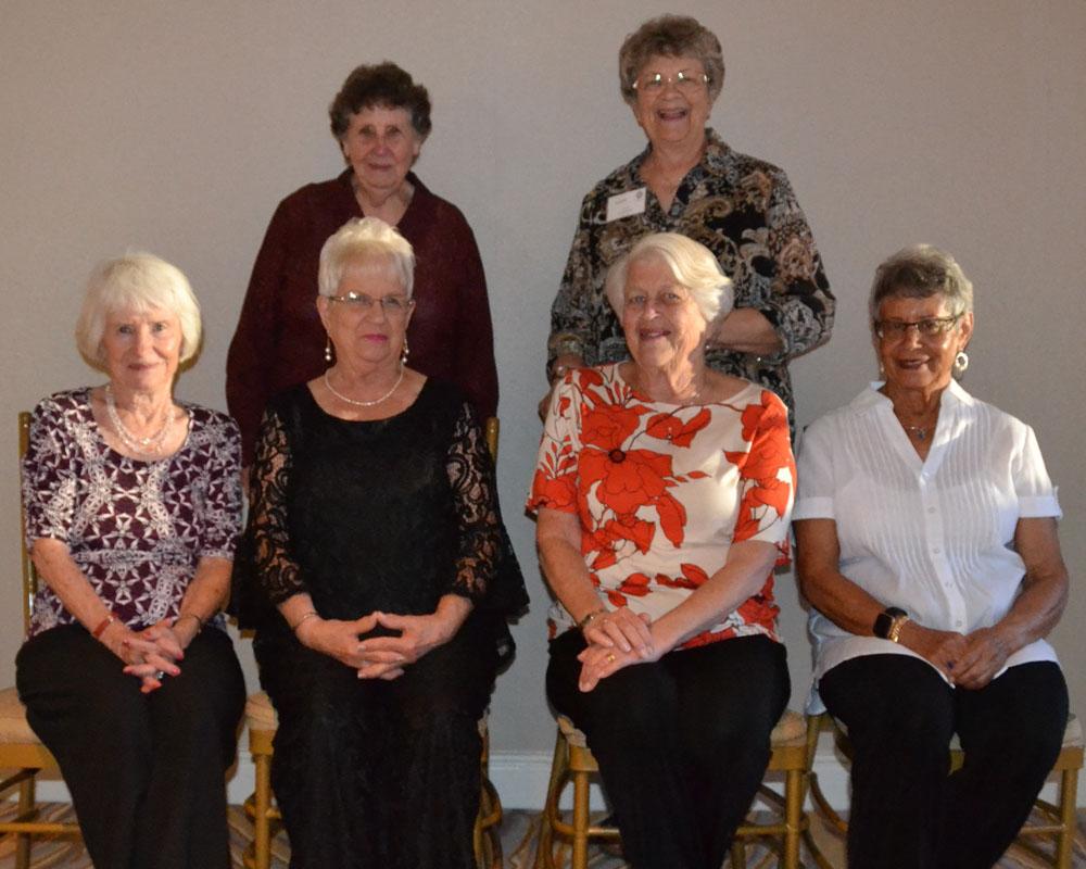 Standing – Sharon (Steinbeck) Self, Joan (Pursell) Hansen; Seated - Janet (Green) Remmert, Eleanor (Kuechler) McFarland, Karen (约翰son) Elliott, Janet (Jacobsen) Constantinides